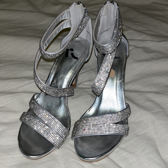 Silver heels - Picture 2 of 3